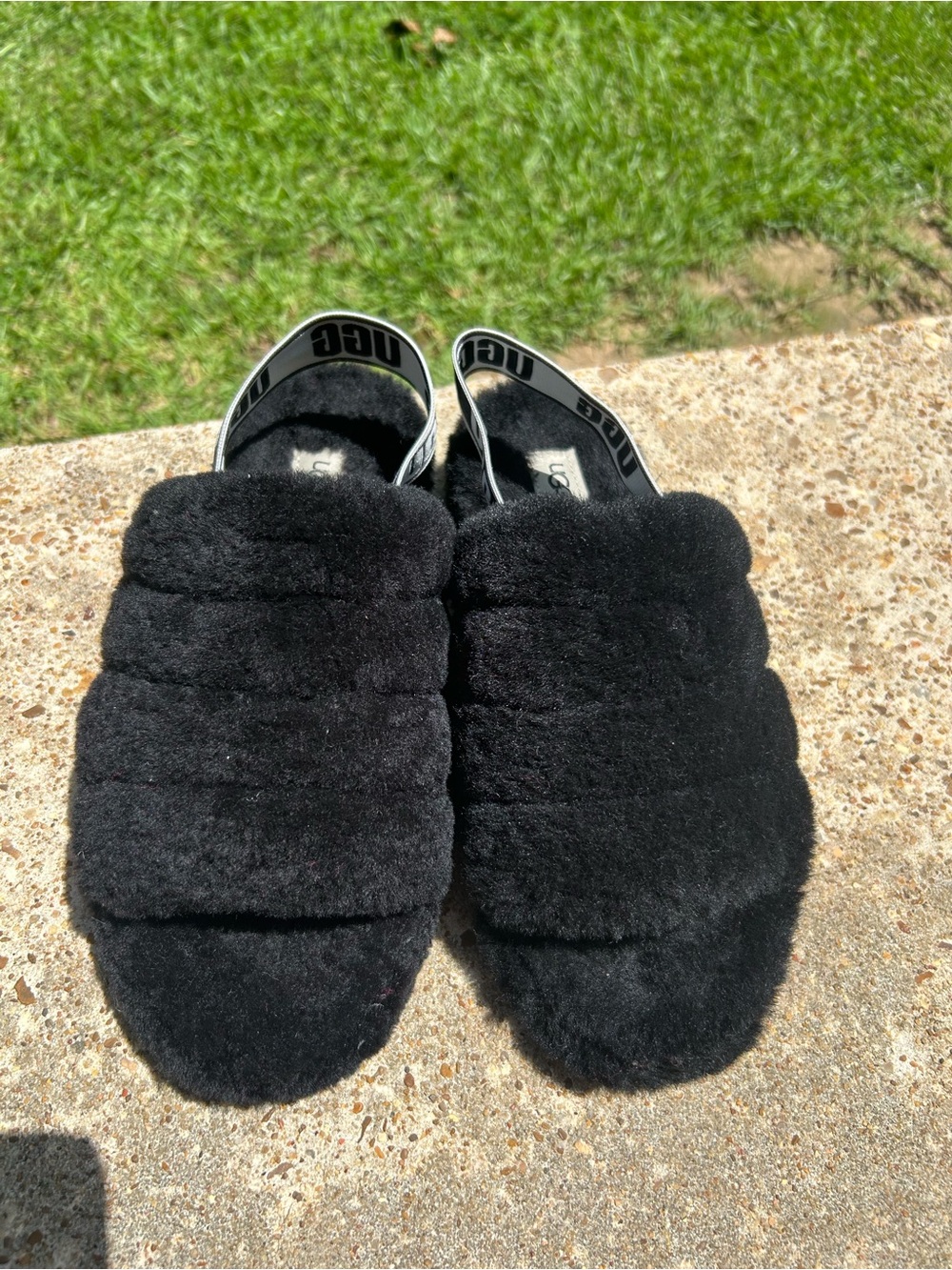 UGG Fluff Yeah Slide in Black - Size 9